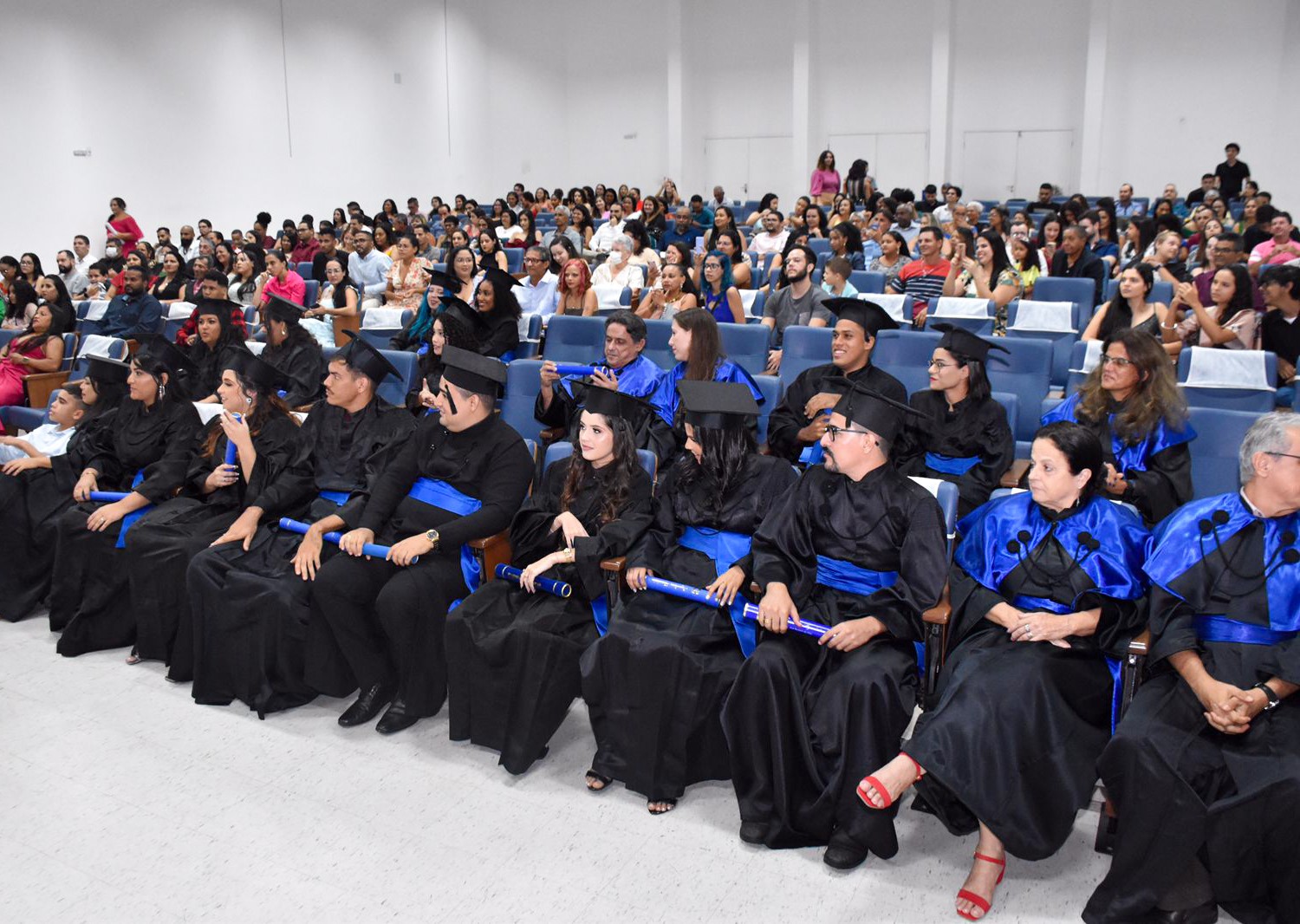 Alunos, docentes e convidados na Colação de grau. Foto: Dalmo Macedo