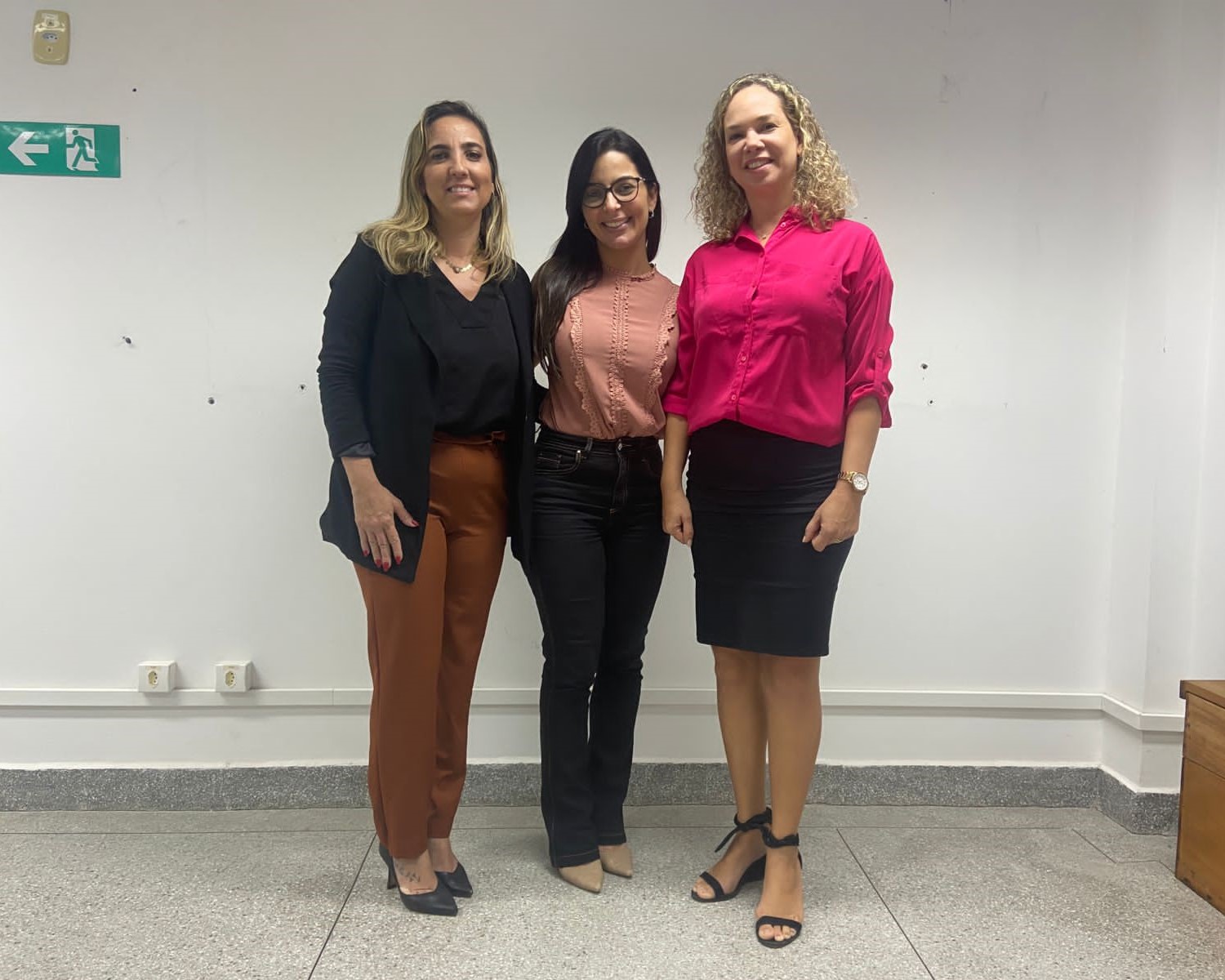 Marcela Delta, Delegada da Mulher, Thais Ettinger, Pró-Reitora de Gestão de Pessoas e Carolina Nunes, diretora do CCAA, respectivamente. Foto: Michel Henrique