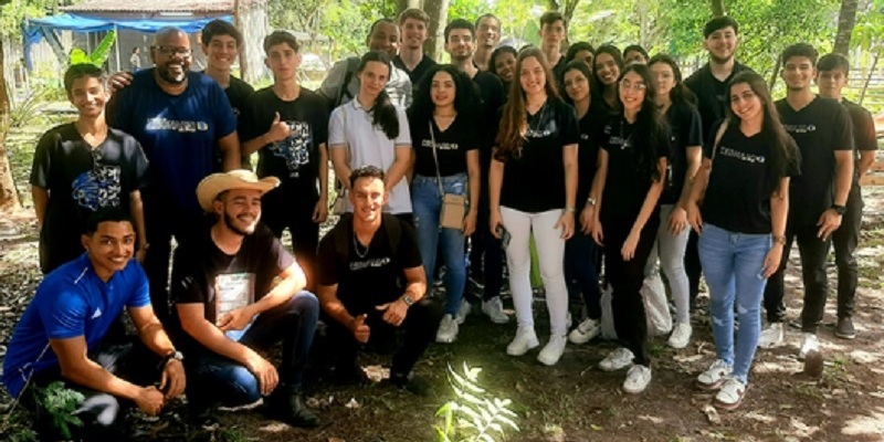 Alunos no Espaço de Vivências Agroecológicas (Eva), depois de conhecer o espaço Foto: Ronicleiton Paixão