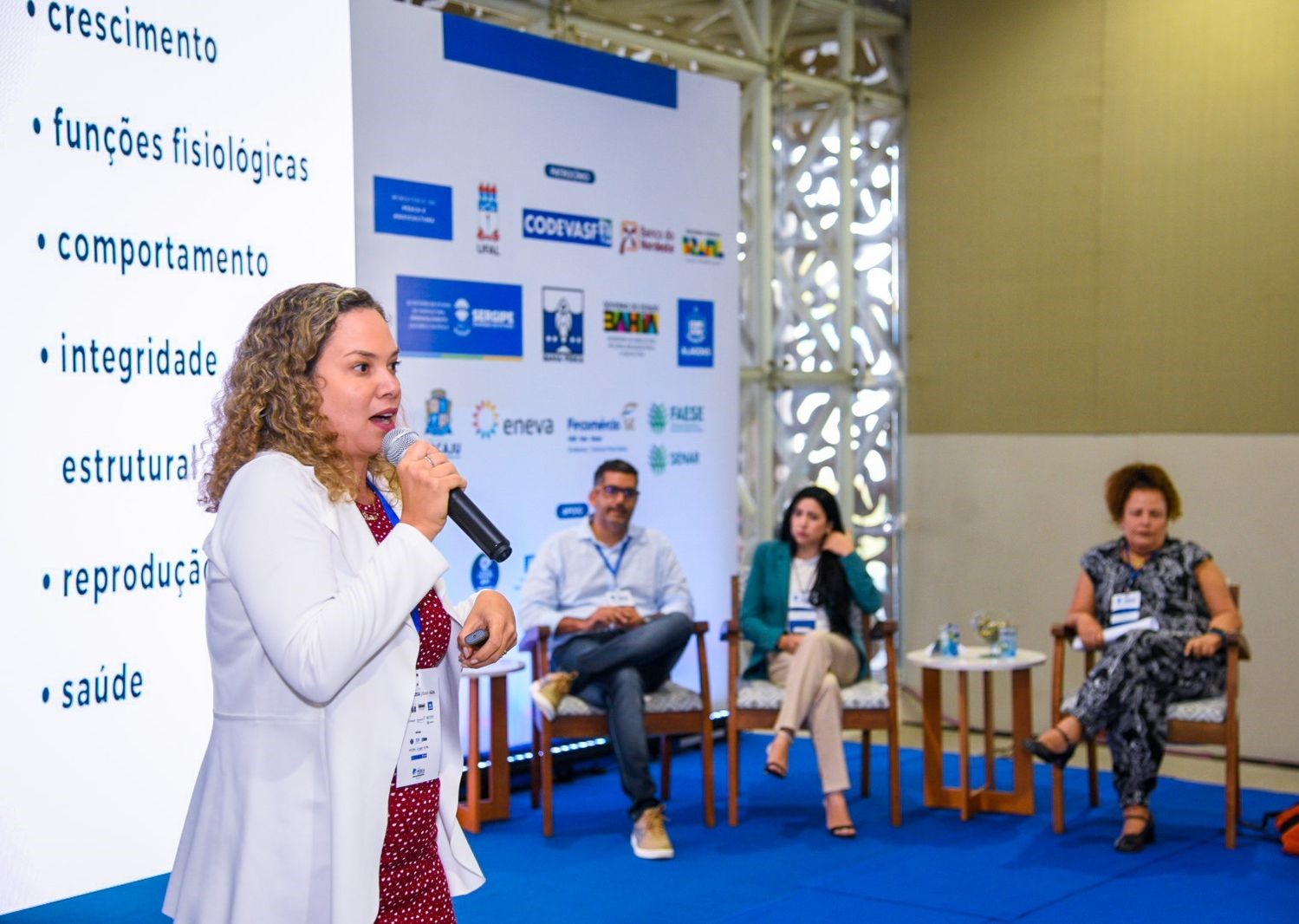 Carolina Nunes em palestra e mesa redonda na Expopesca. Foto: Saulo Coelho/ Ascom Embrapa