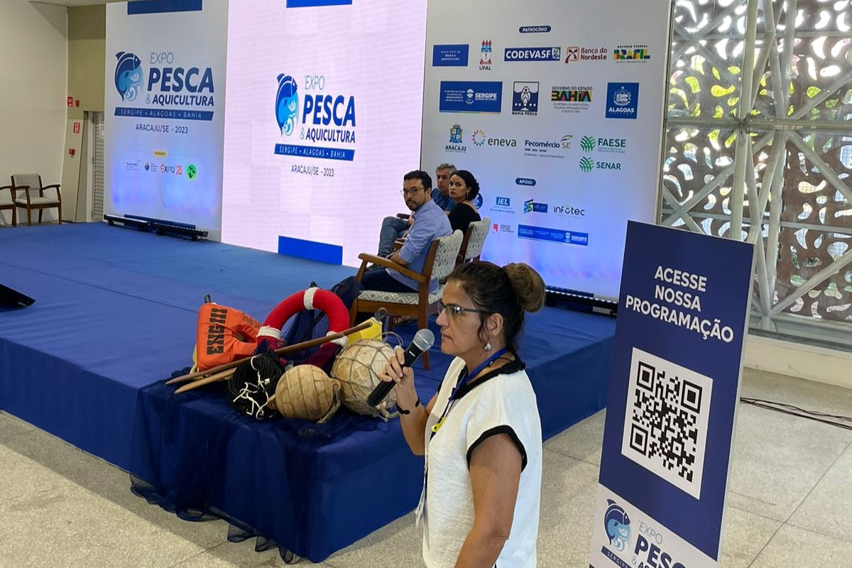 Mesa redonda na Expopesca com Professor e ex-aluna da Engenharia de Pesca e Kátia Freire, em pé. Foto: @manguecultural