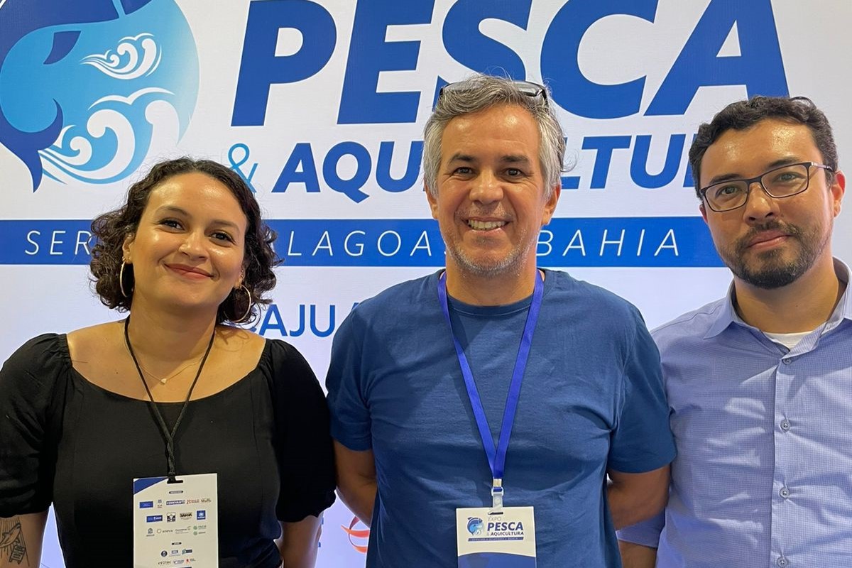 Thaisa Barreto, Egressa do curso de Engenharia de Pesca e professores Mário Thomé (Depaq/CCAA) e Gustavo Hirose (DBI/CCBS), respectivamente. Foto: @manguecultural