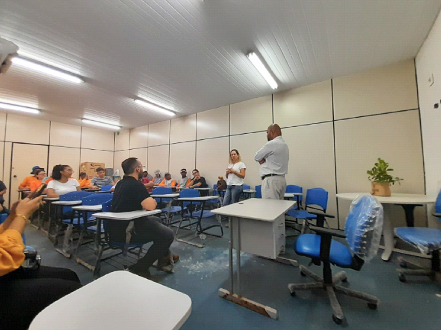 Reitor ouve as demandas dos servidores e funcionários do Campus Rural. (Foto: Marília Gabriely, ASCOM/CCAA)