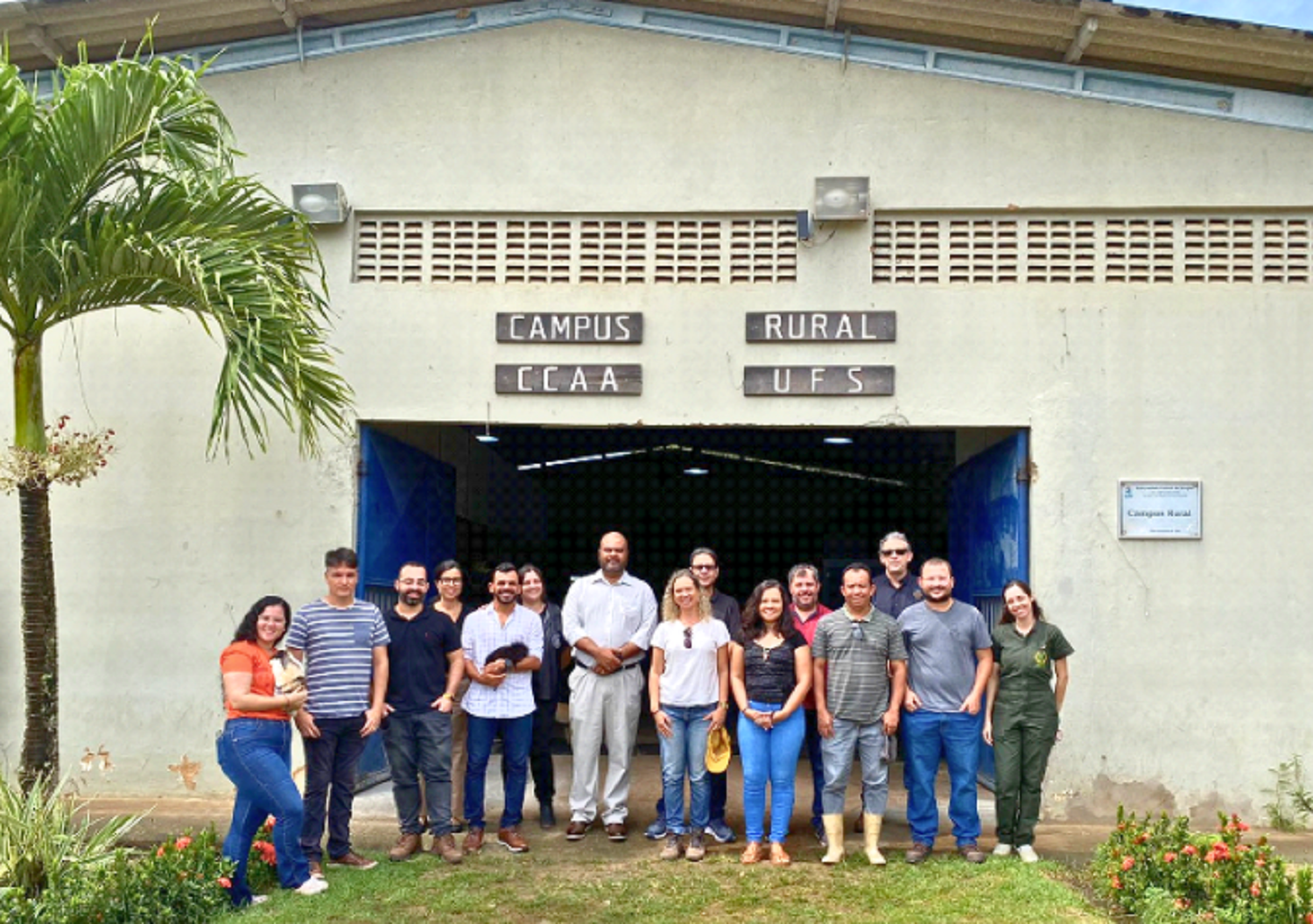 Registro da visita em frente ao galpão. (Foto: Marília Gabriely, ASCOM/CCAA)