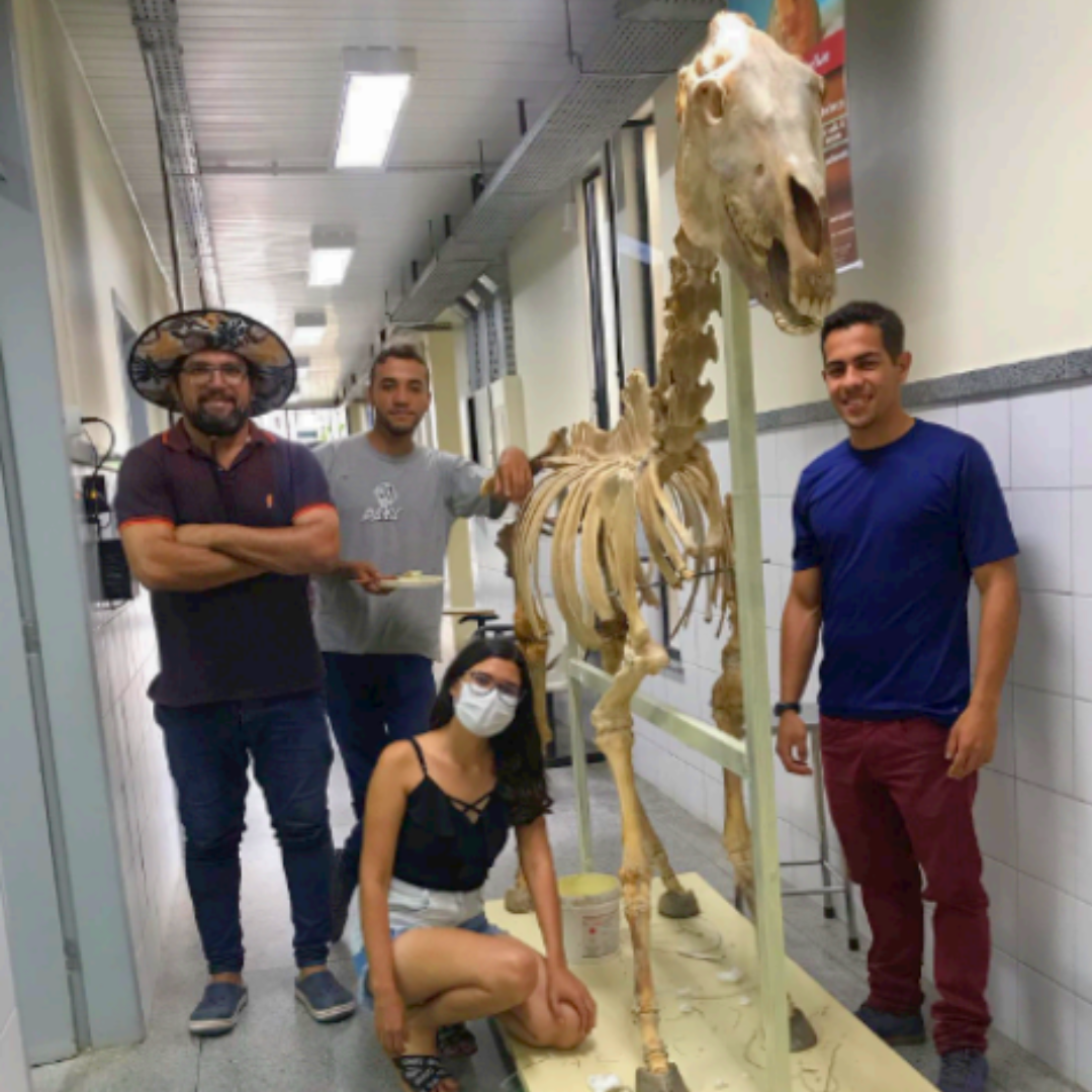Ellen Texeira com seus colegas de curso e Jefersson Santana na finalização da montagem. Foto: Ellen Texeira.