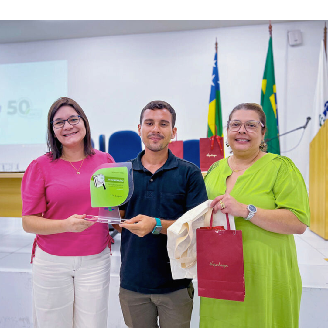 Társio Santos Bomfim / Recebendo o prêmio em 2023