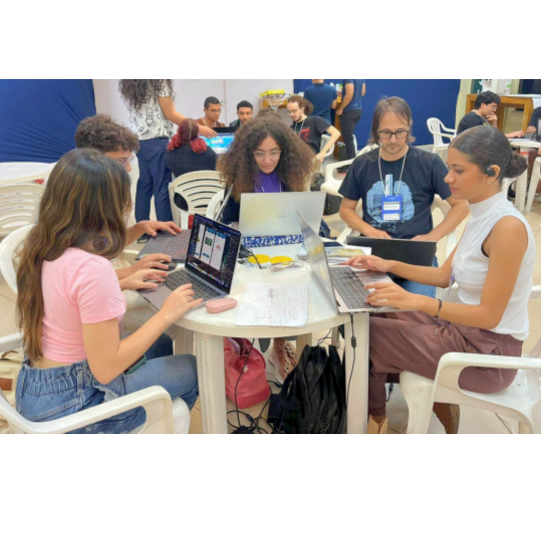 Juliana (à direita) e Gilvanda (centro) são estudantes da UFS. (Foto: arquivo pessoal)