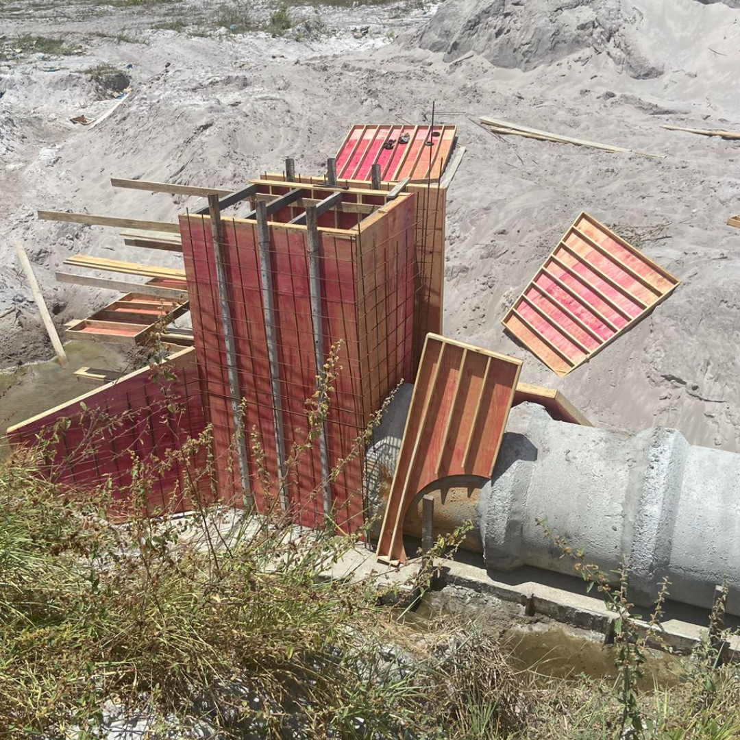 Construção de uma comporta de drenagem em concreto armado, que também servirá como local para a despesca de um dos viveiros semi-escavados da fazenda.