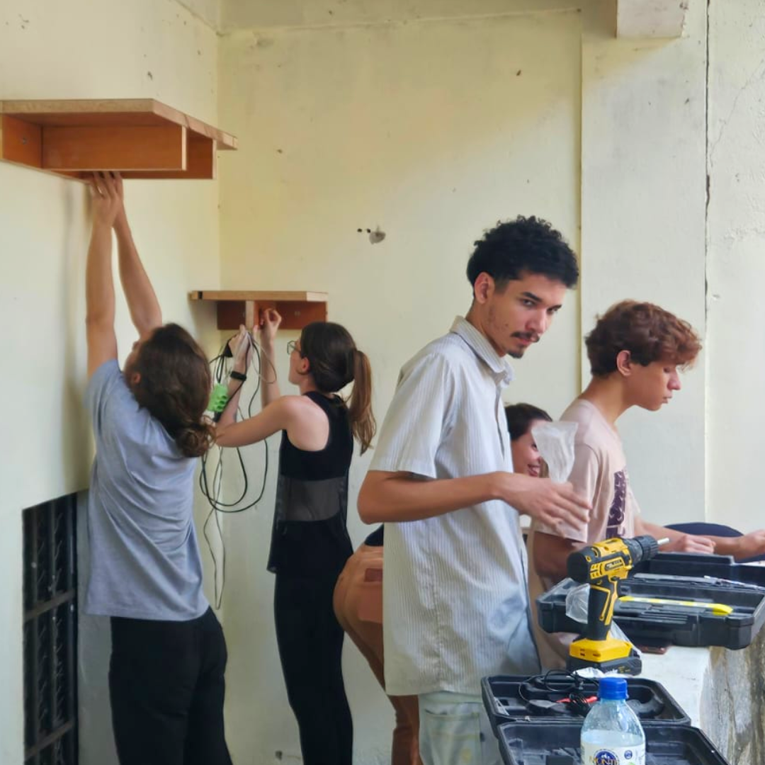 Alunos instalando escaladores no recinto da jaguatirica   (Arquivo pessoal da Profª Paula Rodrigues)