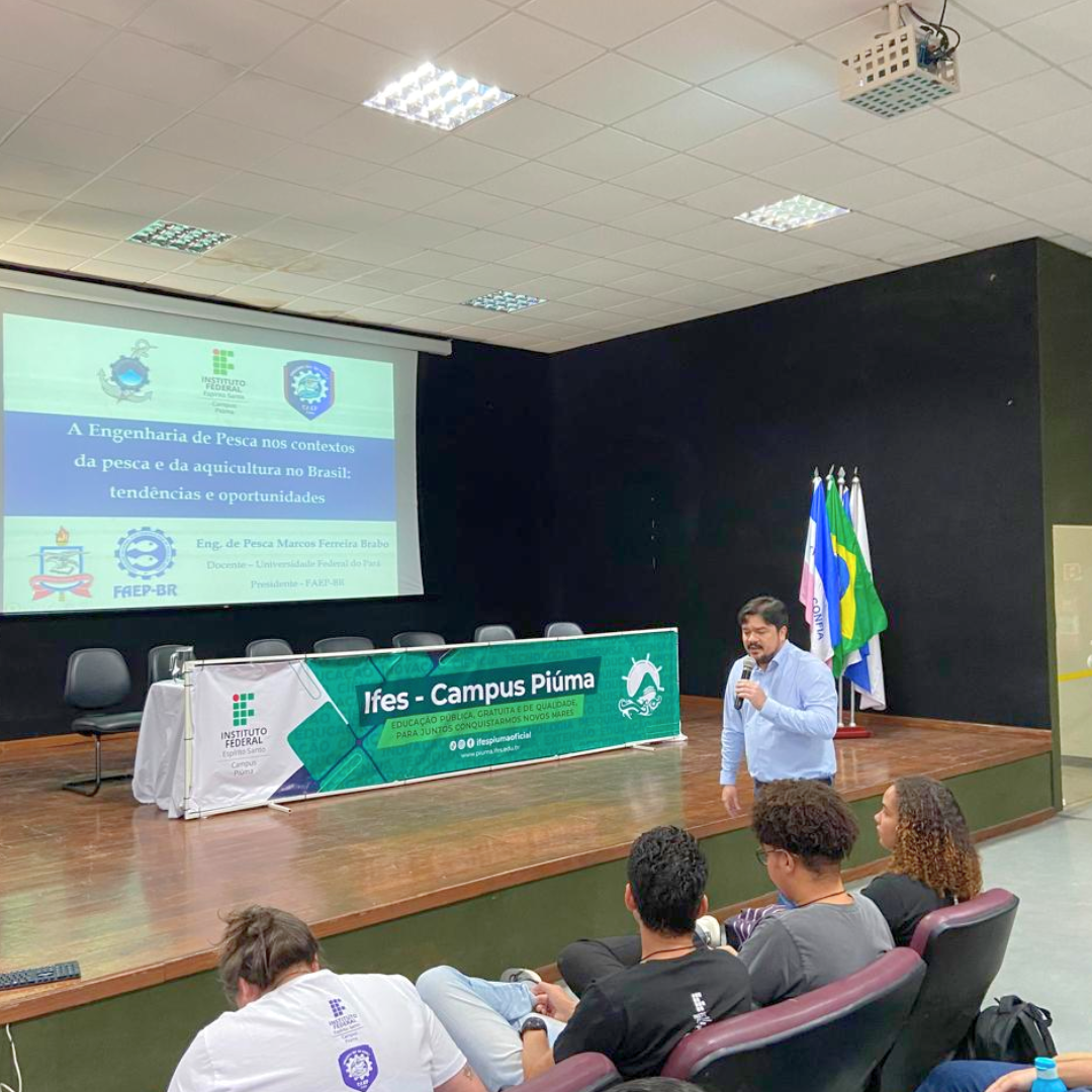 Presidente da Federação Nacional dos Engenheiros de Pesca - FAEP, apresentando aos discentes do IFES sobre as oportunidades no mercado de trabalho.