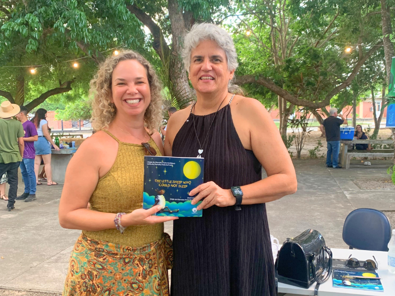 Professora Kátia de Meirelles Felizola Freire e a Diretora do Centro Carolina Nunes Costa Bomfim / Foto: Maria Victoria Souza lima DZO