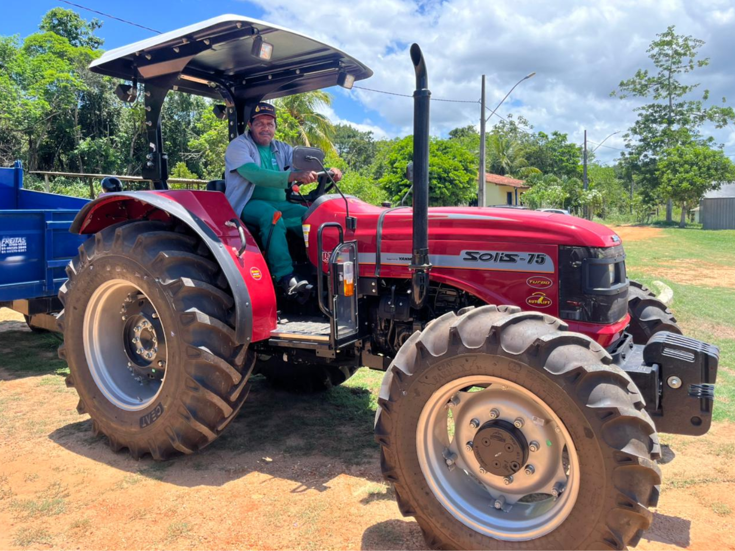 Seu Antônio, funcionário do Campus Rural, apresenta o novo trator agrícola que passa a reforçar as atividades de ensino, pesquisa e apoio às práticas no campo. (Foto: Marília Gabriely – ASCOM/CCAA)
