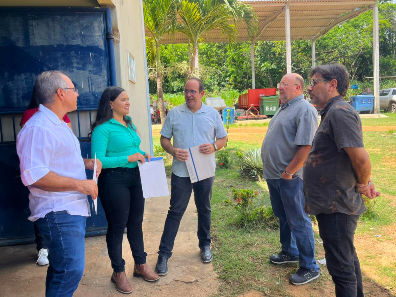 Autoridades e representantes institucionais durante visita ao Campus Rural. Na imagem, o diretor do CCAA, Airon José; o vice-diretor, Anselmo Domingos; a chefe do Campus Rural, Marise Azevedo; o deputado João Daniel; e André Milanez, representante do INCRA. (Foto: Marília Gabriely – ASCOM/CCAA)