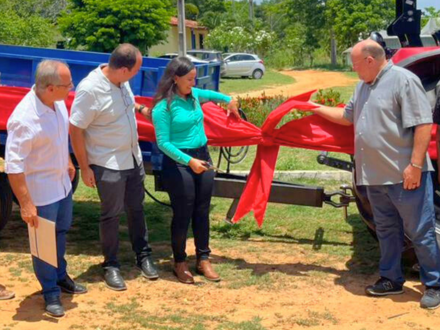 Momento da entrega oficial do trator agrícola ao Campus Rural, com a retirada do laço simbólico que marcou a chegada do novo equipamento. (Foto: Marília Gabriely – ASCOM/CCAA)
