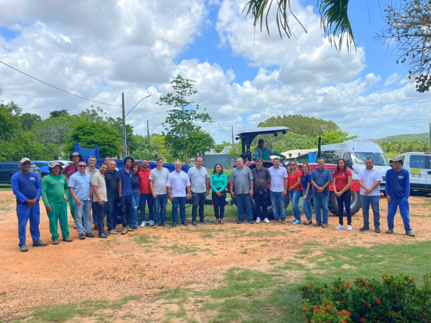 Autoridades, gestores e servidores do Campus Rural reunidos ao lado do novo trator agrícola entregue à unidade. (Foto: Marília Gabriely – ASCOM/CCAA)