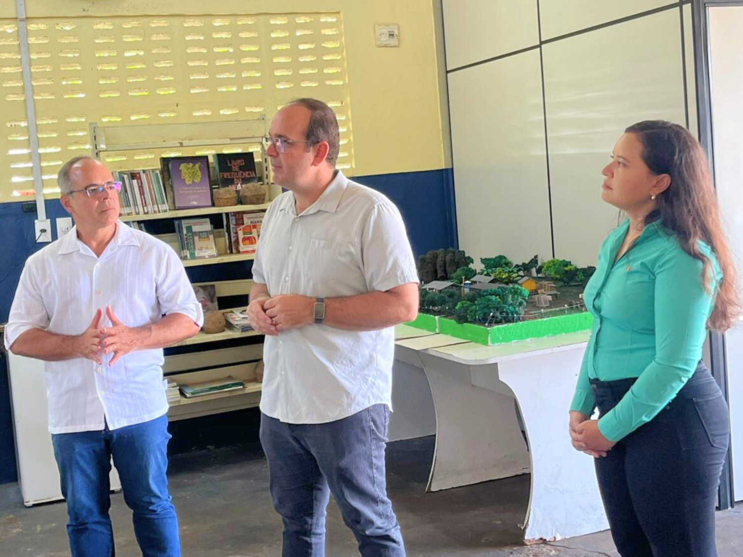 O diretor do CCAA, Airon José, realiza fala durante encontro com autoridades e representantes institucionais no Campus Rural. Ao lado, o vice-diretor Anselmo Domingos e a chefe do Campus Rural, Marise Azevedo. (Foto: Marília Gabriely – ASCOM/CCAA)