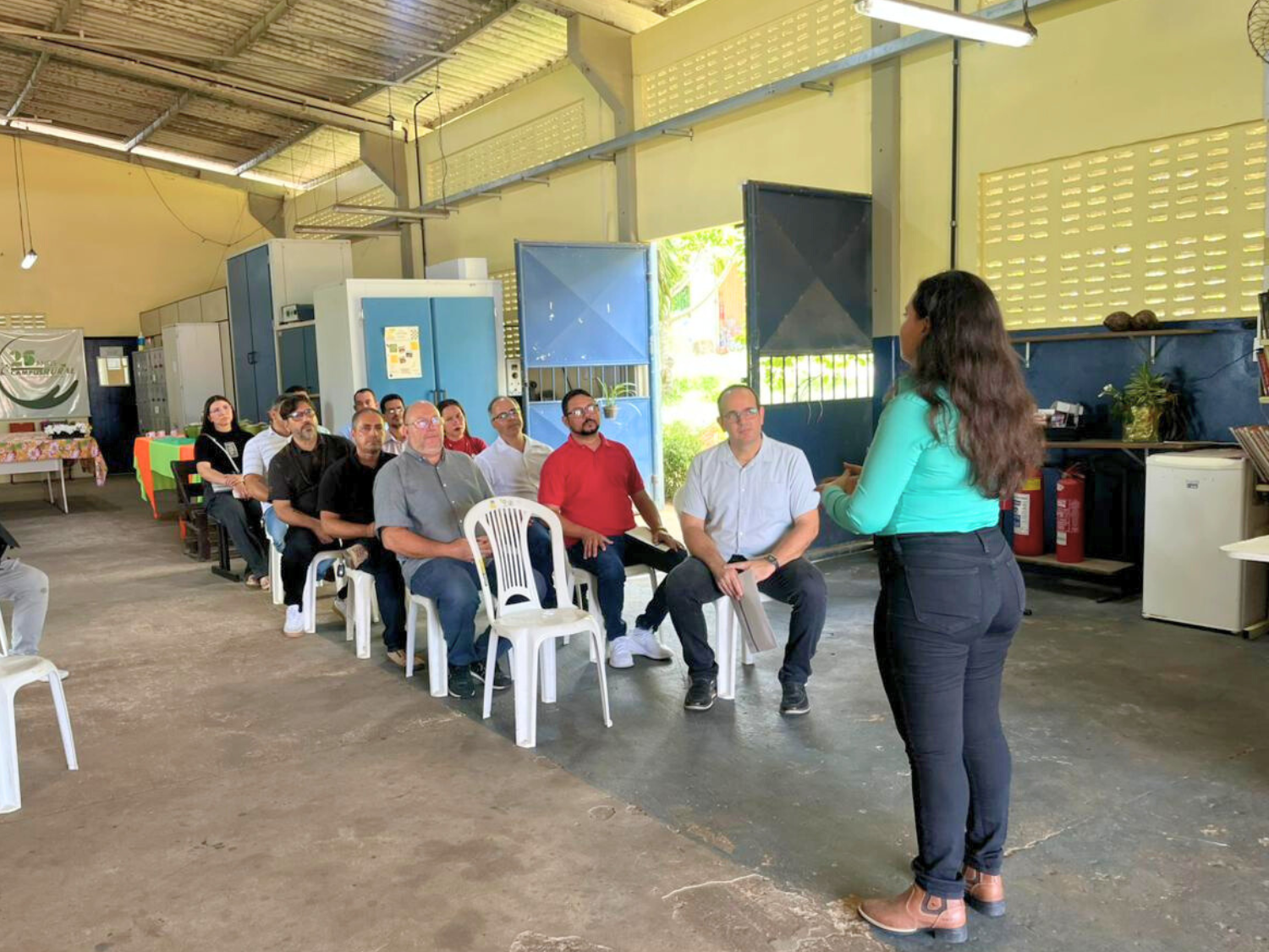 A chefe do Campus Rural, Marise Azevedo, apresenta as demandas e ações desenvolvidas no campus durante encontro com autoridades e representantes institucionais. (Foto: Marília Gabriely – ASCOM/CCAA)