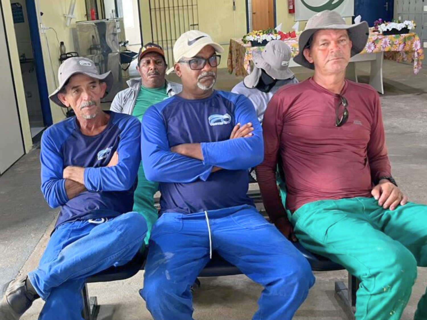 Funcionários do Campus Rural acompanham a cerimônia de entrega do novo trator agrícola, que irá fortalecer as atividades desenvolvidas no campus. (Foto: Marília Gabriely – ASCOM/CCAA)