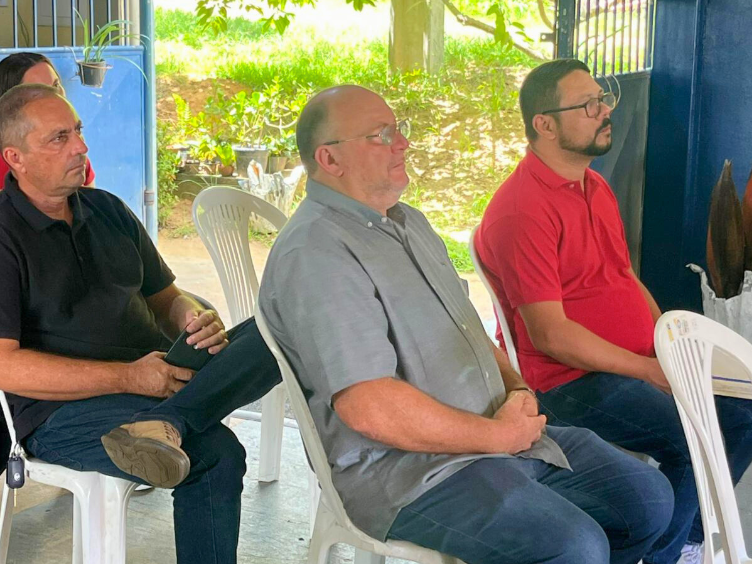 Autoridades e representantes acompanham apresentação sobre as atividades e necessidades do Campus Rural durante visita institucional. (Foto: Marília Gabriely – ASCOM/CCAA)