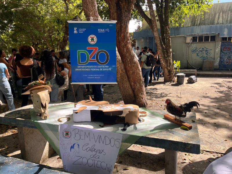 Exposição de materiais e boas-vindas aos calouros, com estandes dos cursos do Centro de Ciências Agrárias Aplicadas da UFS. Foto: Marília Gabriely.