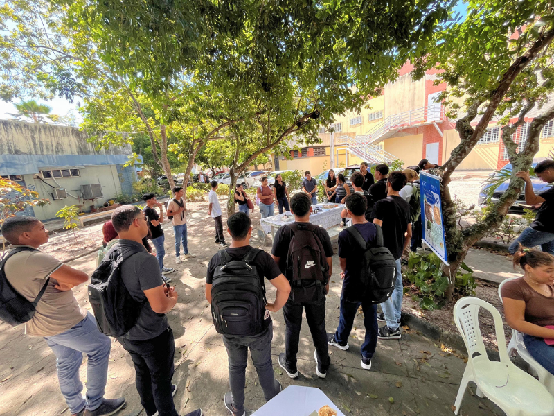 Exposição de materiais e boas-vindas aos calouros, com estandes dos cursos do Centro de Ciências Agrárias Aplicadas da UFS. Foto: Marília Gabriely.