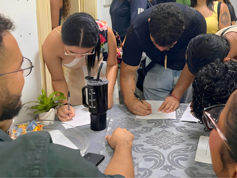 Credenciamento da recepção de calouros, com direito a mimo e entrega de um cartão com informações que direcionam o estudante a um manual, facilitando sua orientação dentro da UFS. Foto: Marília Gabriely.