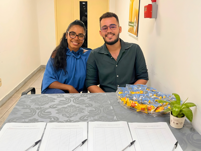 Credenciamento da recepção de calouros, com direito a mimo e entrega de um cartão com informações que direcionam o estudante a um manual, facilitando sua orientação dentro da UFS. Foto: Marília Gabriely.