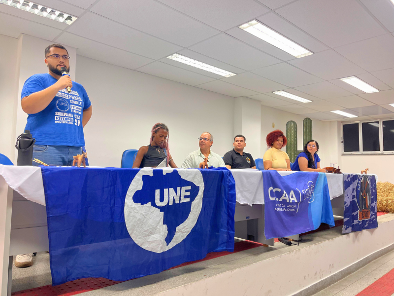  Enzo Sotero representando a UNE. Foto: Marília Gabriely